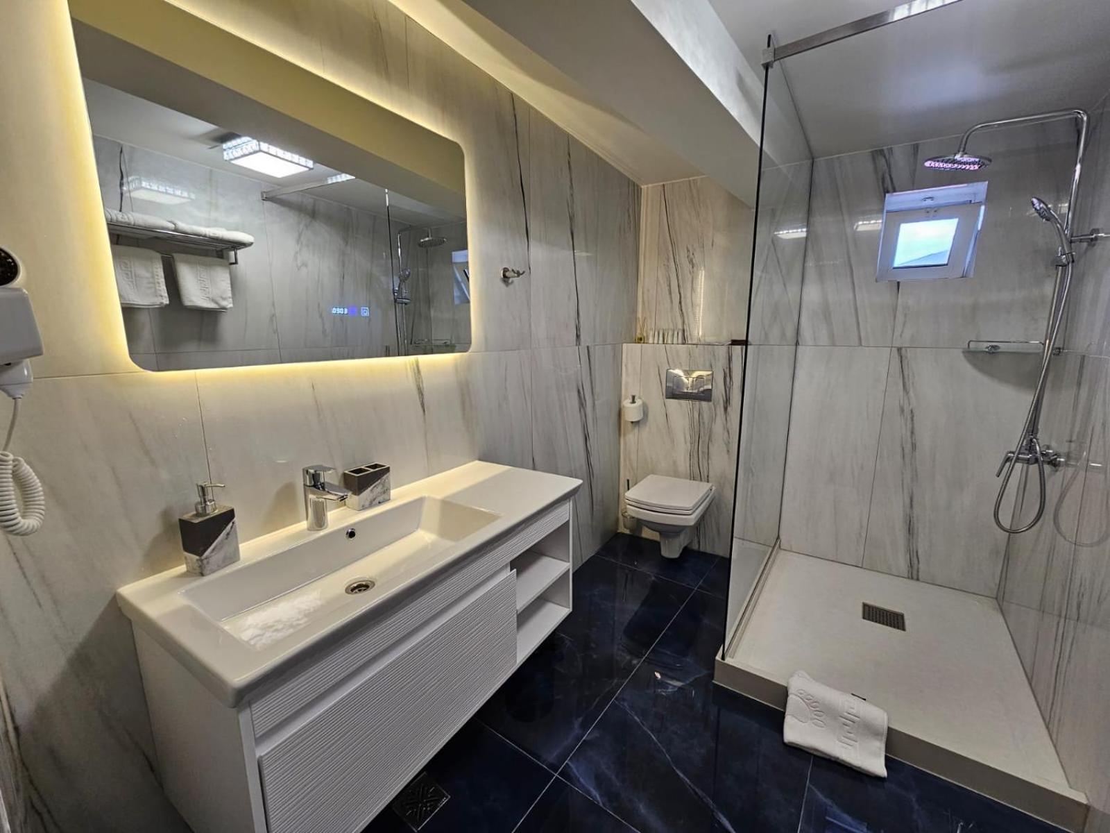 Hotel Queen Ramnicu Valcea Luaran gambar