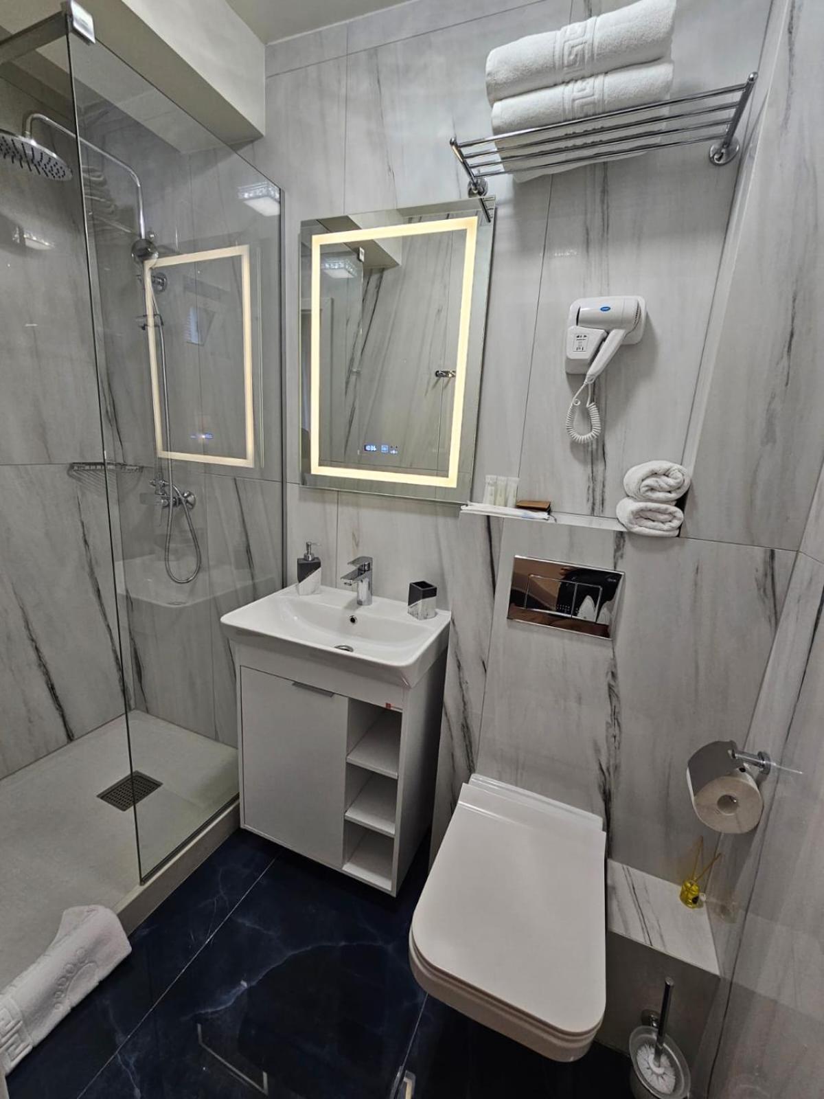 Hotel Queen Ramnicu Valcea Luaran gambar